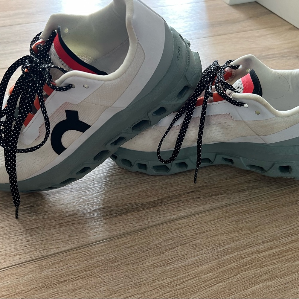 On Cloud Cloud monster women’s size 8